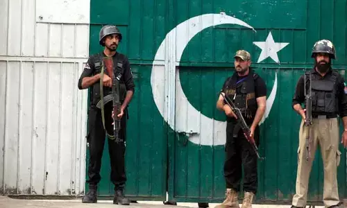 Pakistan : పాకిస్తాన్‌లో ఘోరం.. పోలీస్ వ్యానుపై దుండగుల రాకెట్ల దాడి