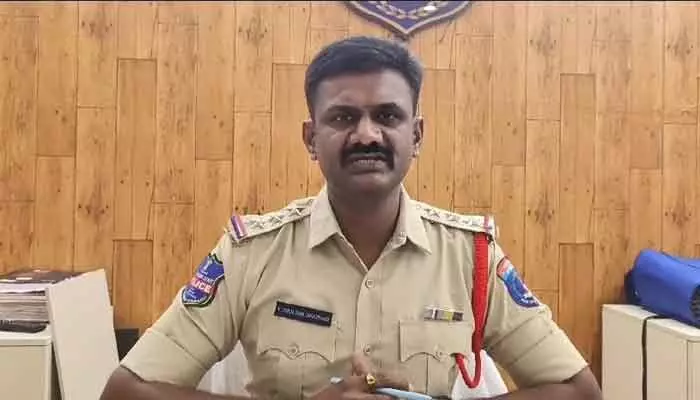 మియాపూర్ లో ఇద్దరు అమ్మాయిలతో వ్యభిచారం.. మియాపూర్ లో ఇద్దరు అమ్మాయిలతో వ్యభిచారం..