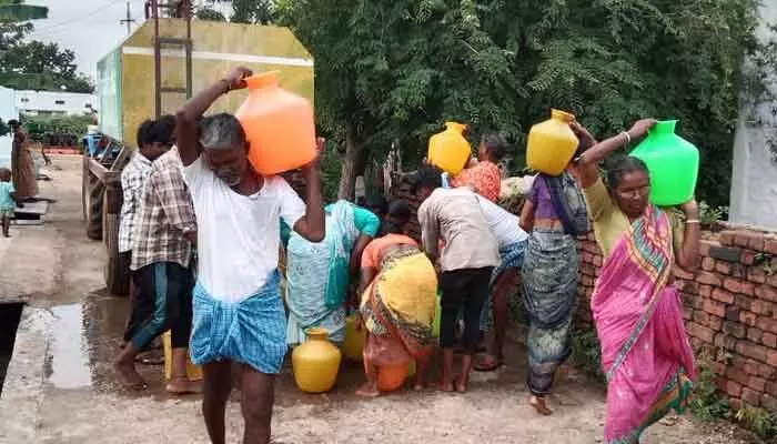 నీళ్ల కోసం నానా తిప్పలు.. నాలుగు రోజులుగా ఆగిన నీటి సరఫరా నీళ్ల కోసం నానా తిప్పలు.. నాలుగు రోజులుగా ఆగిన నీటి సరఫరా