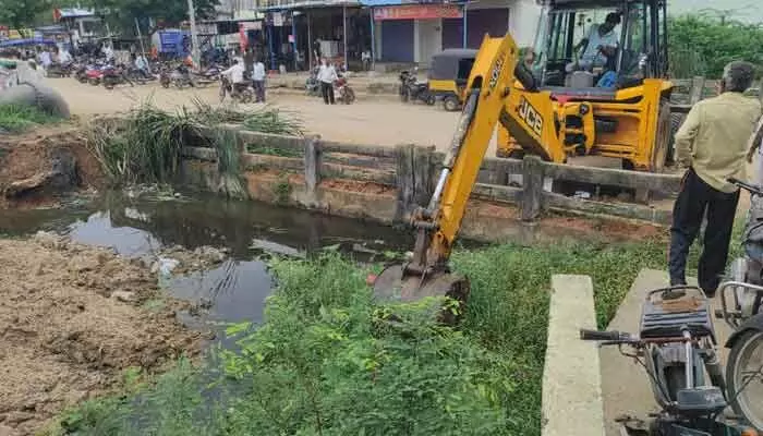 దిశ ఎఫెక్ట్.. నీట మునిగిన కాలనీకి విముక్తి దిశ ఎఫెక్ట్.. నీట మునిగిన కాలనీకి విముక్తి