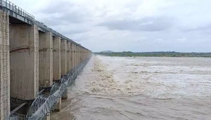 జూరాల ప్రాజెక్టుకు మళ్లీ పెరిగిన వరద జూరాల ప్రాజెక్టుకు మళ్లీ పెరిగిన వరద