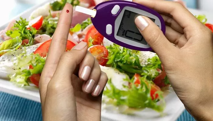 Diabeses: డయాబెటిస్ ఉన్నవారు రోజూ మధ్యాహ్నం ఇలా చేయండి.. షుగర్ లెవల్స్ కంట్రోల్లో ఉంటాయ్ ! Diabeses: డయాబెటిస్ ఉన్నవారు రోజూ మధ్యాహ్నం ఇలా చేయండి.. షుగర్ లెవల్స్ కంట్రోల్లో ఉంటాయ్ !