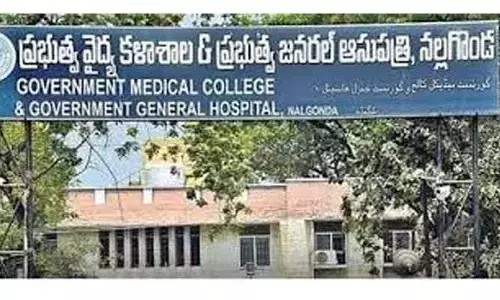 వైద్యుల నిర్లక్ష్యం.. కుర్చీలోనే మహిళ డెలివరీ