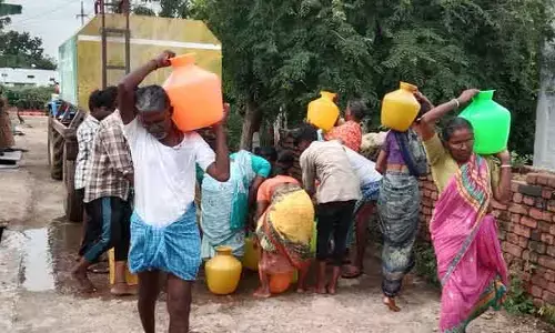 నీళ్ల కోసం నానా తిప్పలు.. నాలుగు రోజులుగా ఆగిన నీటి సరఫరా