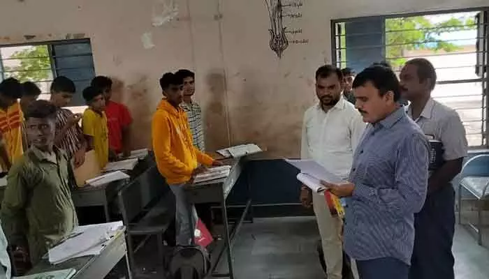 మెనూ పాటించకపోతే కఠిన చర్యలుః ఎస్టీ వెల్ఫేర్ సెక్రటరీ శరత్ మెనూ పాటించకపోతే కఠిన చర్యలుః ఎస్టీ వెల్ఫేర్ సెక్రటరీ శరత్