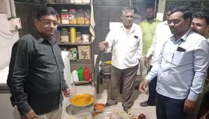 నాణ్యత పాటించని 6 హోటళ్లకు ఫైన్.. నాణ్యత పాటించని 6 హోటళ్లకు ఫైన్..