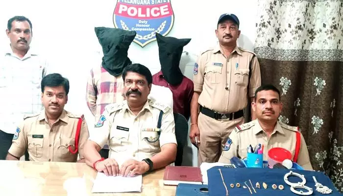 పోలీసులను చూసి పారిపోతుండగా అరెస్ట్ పోలీసులను చూసి పారిపోతుండగా అరెస్ట్