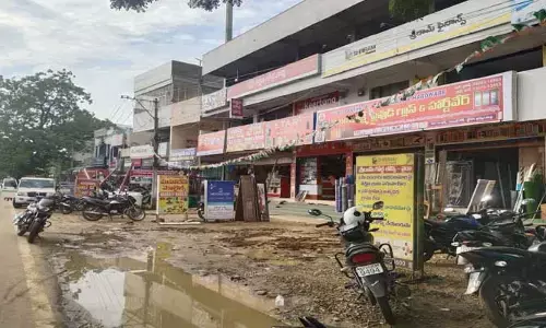 అసలుకు మించి నకిలీ... వైరాలో ఎలక్ట్రానిక్ వస్తువుల దందా!