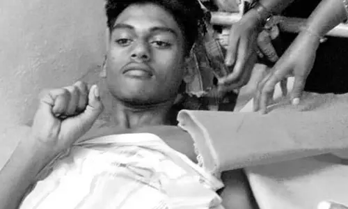 ఉపాధ్యాయుడి నిర్వాకం...విద్యార్థికి విద్యుత్ షాక్