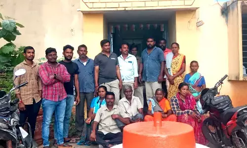సిబ్బంది వేతనాలు వాడుకున్న పంచాయతీ కార్యదర్శి