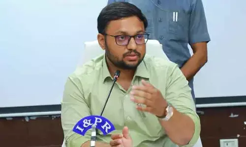 డోర్ టూ డోర్ ఫీవర్ సర్వే చేయాలిః కలెక్టర్ తేజస్ నంద్