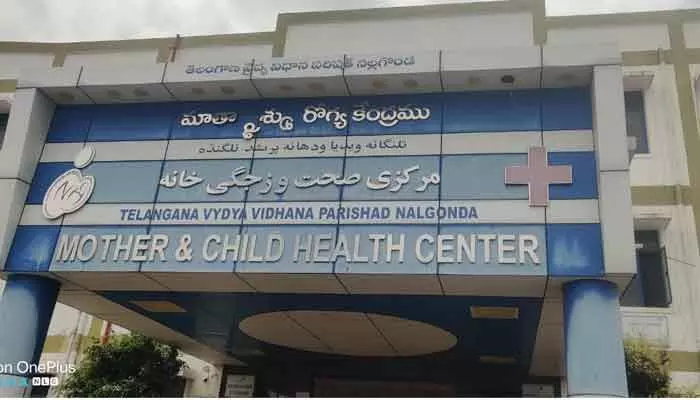 సెలవులో డాక్టర్లు.. వైద్యం అందక కడుపులోనే పసికందు మృతి..! సెలవులో డాక్టర్లు.. వైద్యం అందక కడుపులోనే పసికందు మృతి..!