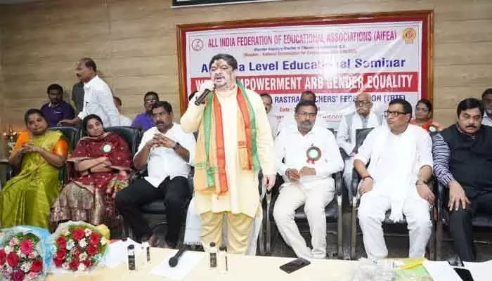 మహిళా సాధికారతకు ప్రభుత్వం కట్టుబడి ఉందిః మంత్రి పొన్నం మహిళా సాధికారతకు ప్రభుత్వం కట్టుబడి ఉందిః మంత్రి పొన్నం