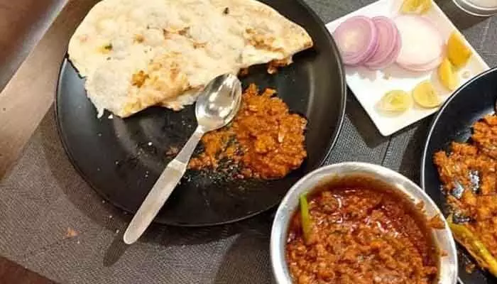 హోటల్ భోజనంలో బొద్దింక.. ఫైన్ వేసిన మున్సిపల్ కమిషనర్ హోటల్ భోజనంలో బొద్దింక.. ఫైన్ వేసిన మున్సిపల్ కమిషనర్