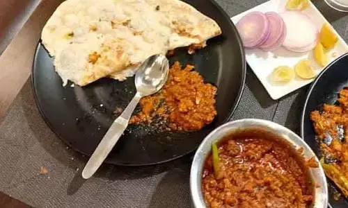 హోటల్ భోజనంలో బొద్దింక.. ఫైన్ వేసిన మున్సిపల్ కమిషనర్