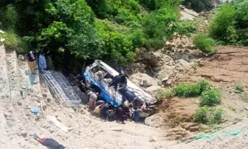 Pak accidents: పాకిస్థాన్‌లో తీవ్ర విషాదం.. రెండు వేర్వేరు బస్సు ప్రమాదాల్లో 40 మంది మృతి