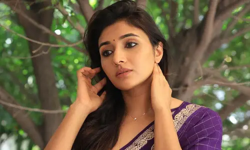 Mirna Menon looks hot in blue