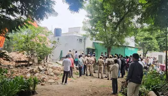 రాయదుర్గం లిడ్ క్యాప్ భూముల్లో అక్రమ నిర్మాణాల కూల్చివేత రాయదుర్గం లిడ్ క్యాప్ భూముల్లో అక్రమ నిర్మాణాల కూల్చివేత
