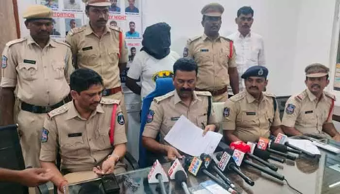 మొబైల్ ఛార్జర్ కోసం గొడవ.. చివరకు మహిళ హత్య మొబైల్ ఛార్జర్ కోసం గొడవ.. చివరకు మహిళ హత్య