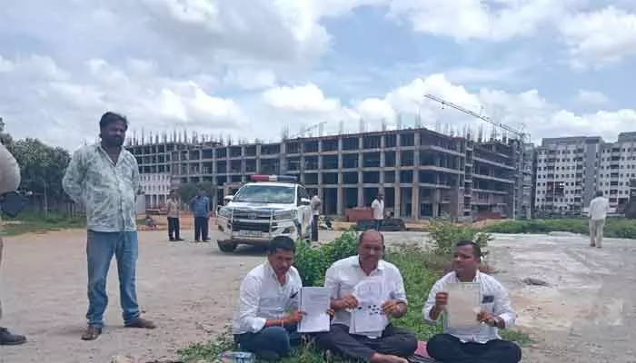 మరో భూ వివాదంలో ఎమ్మెల్యే పల్లా.. 4 ఎకరాలు కబ్జా చేశాడంటున్న బాధితులు మరో భూ వివాదంలో ఎమ్మెల్యే పల్లా.. 4 ఎకరాలు కబ్జా చేశాడంటున్న బాధితులు