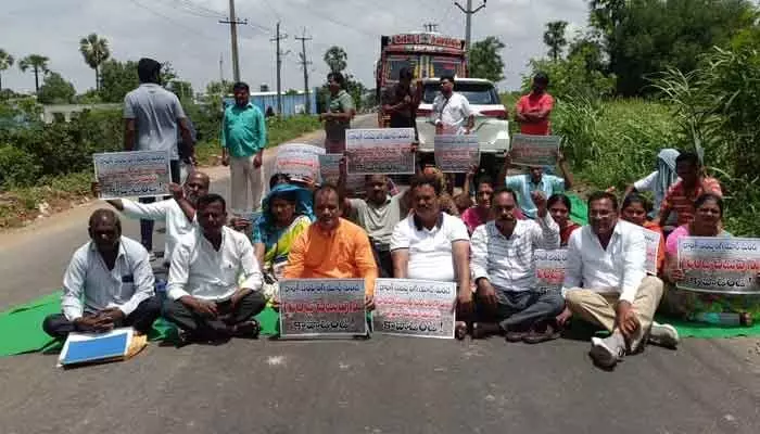 డంపింగ్ యార్డు కాలుష్యంతో 18 గ్రామాలు ఉక్కిరి బిక్కిరి..! డంపింగ్ యార్డు కాలుష్యంతో 18 గ్రామాలు ఉక్కిరి బిక్కిరి..!