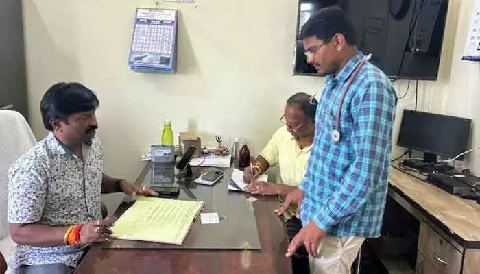 అందుబాటులో లేకుంటే కఠిన చర్యలుః డీఎంహెచ్ వో శ్రీనివాస్ అందుబాటులో లేకుంటే కఠిన చర్యలుః డీఎంహెచ్ వో శ్రీనివాస్