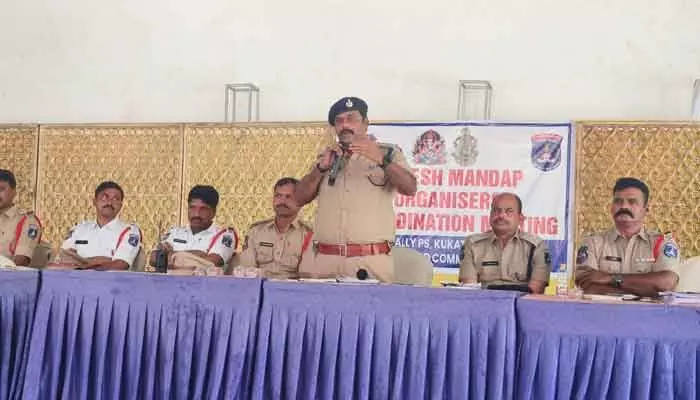 రోడ్లకు అడ్డంగా మండపాలు పెట్టొద్దుః ఏసీపీ శ్రీనివాస్ రావు రోడ్లకు అడ్డంగా మండపాలు పెట్టొద్దుః ఏసీపీ శ్రీనివాస్ రావు