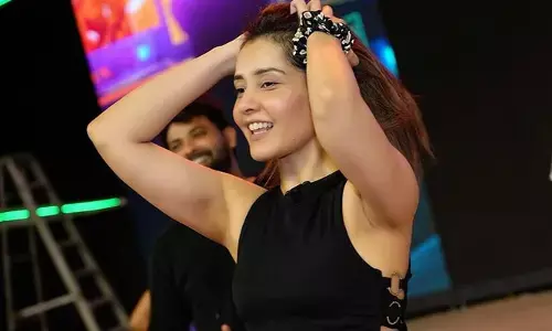 Raashii Khanna looks hot in black