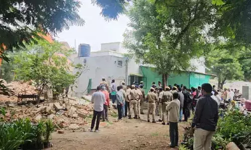 రాయదుర్గం లిడ్ క్యాప్ భూముల్లో అక్రమ నిర్మాణాల కూల్చివేత
