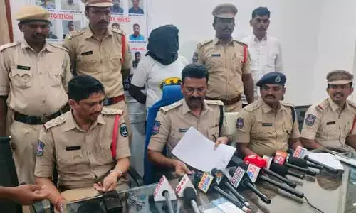 మొబైల్ ఛార్జర్ కోసం గొడవ.. చివరకు మహిళ హత్య