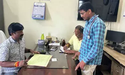 అందుబాటులో లేకుంటే కఠిన చర్యలుః డీఎంహెచ్ వో శ్రీనివాస్