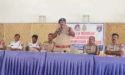 రోడ్లకు అడ్డంగా మండపాలు పెట్టొద్దుః ఏసీపీ శ్రీనివాస్​ రావు