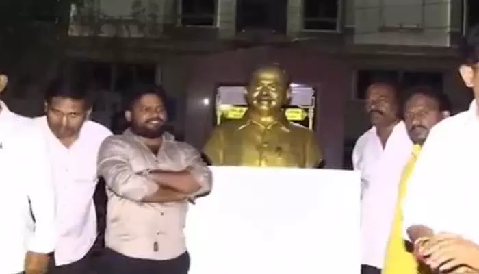 Visakha: వైఎస్సార్ విగ్రహం తొలగింపు.. ఉద్రిక్తత Visakha: వైఎస్సార్ విగ్రహం తొలగింపు.. ఉద్రిక్తత