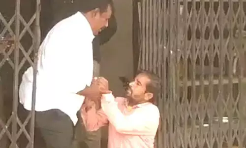 తహసీల్దార్​ కార్యాలయం వద్ద రైతు ఆత్మహత్యాయత్నం