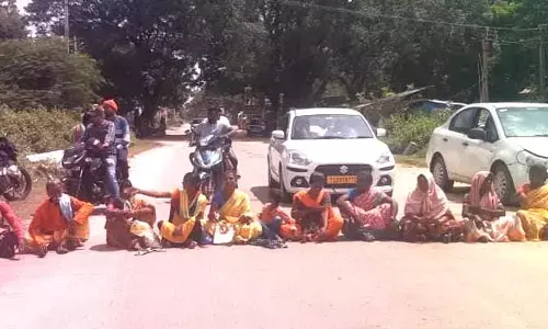 అంధకారంలో గడుపుతున్నాం