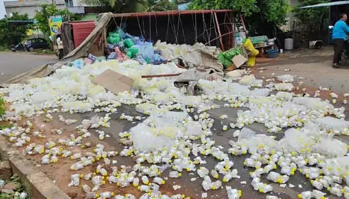 బైక్ ను ఢీకొట్టిన డీసీఎం.. వ్యక్తి మృతి బైక్ ను ఢీకొట్టిన డీసీఎం.. వ్యక్తి మృతి