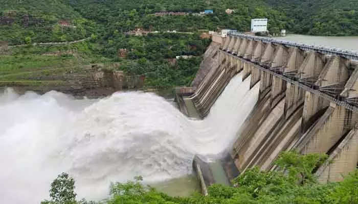 శ్రీశైలం ప్రాజెక్టుకు భారీగా వరద.. మూడు గేట్లు ఎత్తి నీరు విడుదల శ్రీశైలం ప్రాజెక్టుకు భారీగా వరద.. మూడు గేట్లు ఎత్తి నీరు విడుదల