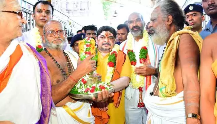 రాజన్న ఆలయాన్ని విస్తరిస్తాంః మంత్రి పొన్నం ప్రభాకర్ రాజన్న ఆలయాన్ని విస్తరిస్తాంః మంత్రి పొన్నం ప్రభాకర్