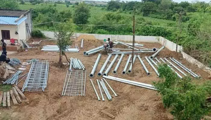 కేసులు పెట్టినా.. ఆగని సెల్ టవర్ నిర్మాణం కేసులు పెట్టినా.. ఆగని సెల్ టవర్ నిర్మాణం