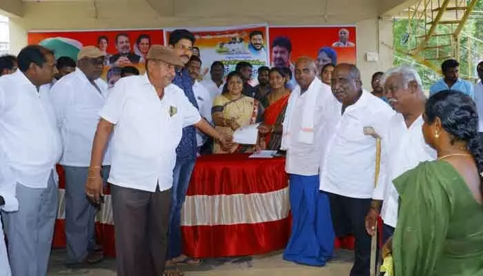 పేదల సంక్షేమమే కాంగ్రెస్ ధ్యేయంః ఎమ్మెల్యే రాగమయి దయానంద్ పేదల సంక్షేమమే కాంగ్రెస్ ధ్యేయంః ఎమ్మెల్యే రాగమయి దయానంద్