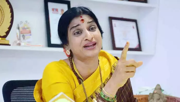 ఉచిత బస్సులు ఎక్కి ఎక్కడికి వెళ్లాలి? మాధవీలత ఫైర్ ఉచిత బస్సులు ఎక్కి ఎక్కడికి వెళ్లాలి? మాధవీలత ఫైర్