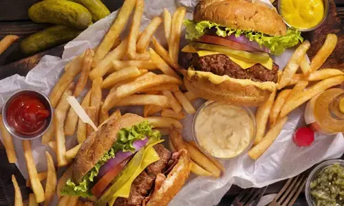 Fast Food: ఫాస్ట్ ఫుడ్‌ ఎక్కువగా తింటే  ఆ సమస్యలు వస్తాయా?