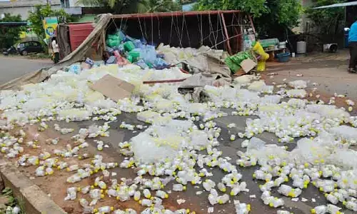 బైక్ ను ఢీకొట్టిన డీసీఎం.. వ్యక్తి మృతి