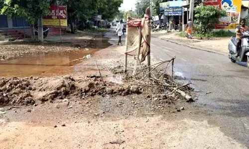 మిషన్ భగీరథ నీరు రోడ్డుపాలు