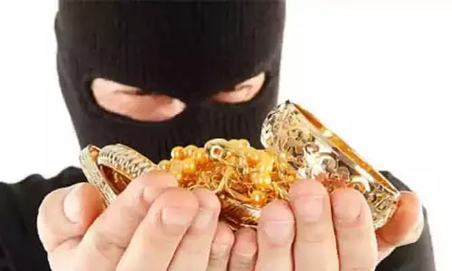 లక్ష రూపాయలు, ఐదు తులాల బంగారం చోరీ