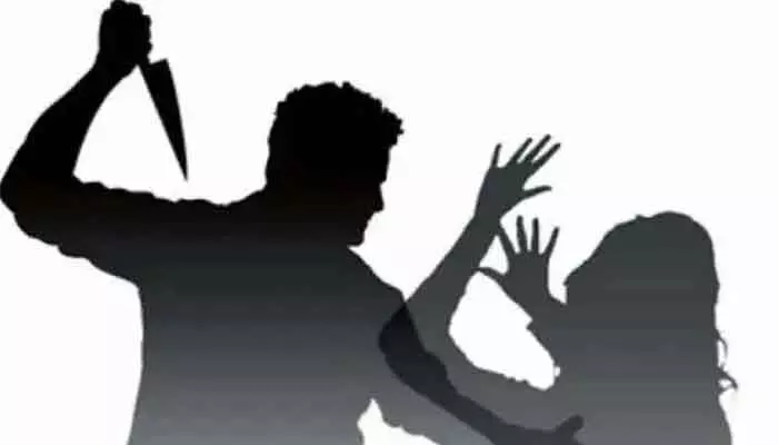 యువతిపై ప్రేమోన్మాది కత్తితో దాడి.. అక్కడికక్కడే మృతి యువతిపై ప్రేమోన్మాది కత్తితో దాడి.. అక్కడికక్కడే మృతి