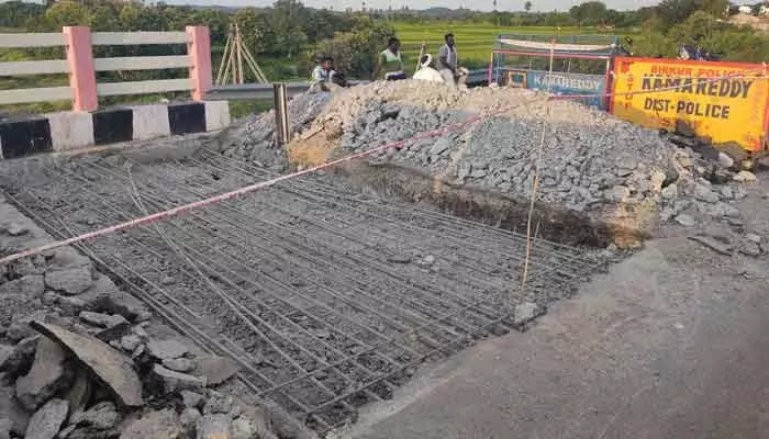 రూ.25 కోట్లతో కట్టిన బ్రిడ్జి.. అప్పుడే కుంగిపోతున్న వైనం రూ.25 కోట్లతో కట్టిన బ్రిడ్జి.. అప్పుడే కుంగిపోతున్న వైనం