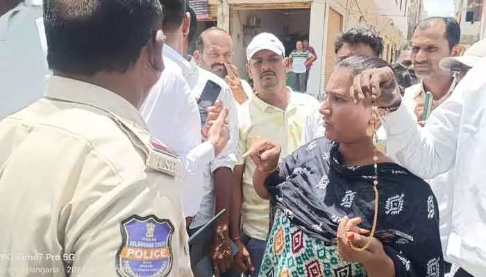 నడుచుకుంటూ వెళ్తున్న మహిళపై దారుణం.. నడుచుకుంటూ వెళ్తున్న మహిళపై దారుణం..