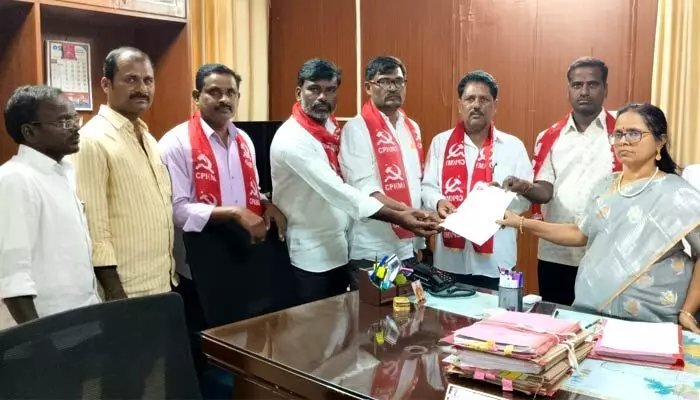 రైతులకు వెంటనే రూ.2 లక్షల రుణమాఫీ చేయాలి రైతులకు వెంటనే రూ.2 లక్షల రుణమాఫీ చేయాలి