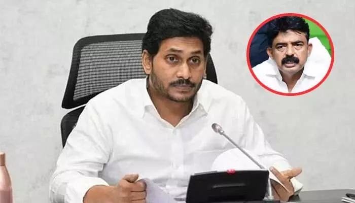 రాజకీయంగా జగన్ను నిర్వీర్యం చేసే ప్రయత్నం.. పేర్ని నాని సంచలన వ్యాఖ్యలు రాజకీయంగా జగన్ను నిర్వీర్యం చేసే ప్రయత్నం.. పేర్ని నాని సంచలన వ్యాఖ్యలు